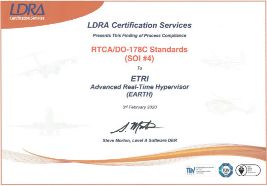 ETRI 연구진이 미국 연방 항공청(FAA)으로부터 받은 'DO-178C 레벨 A 인증서'로, 세계 최고 수준의 비행 SW 안전성 기준을 충족했음을 의미한다.   ETRI 제공